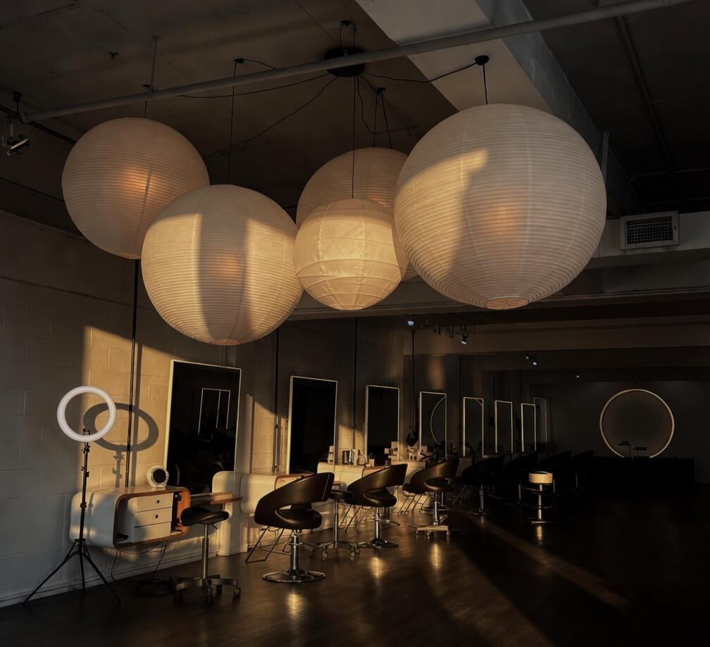 L’intérieur du salon HED, ses miroirs et ses grandes lampes en papier