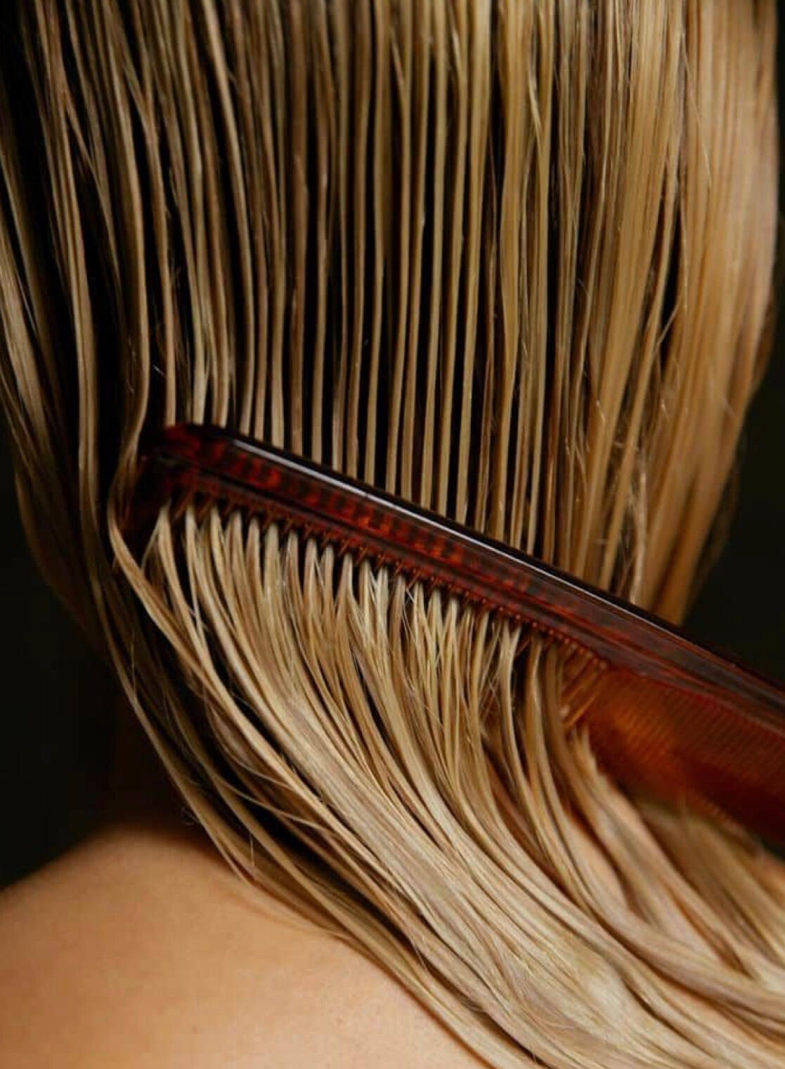 Un peigne et un geste de coiffure en détail